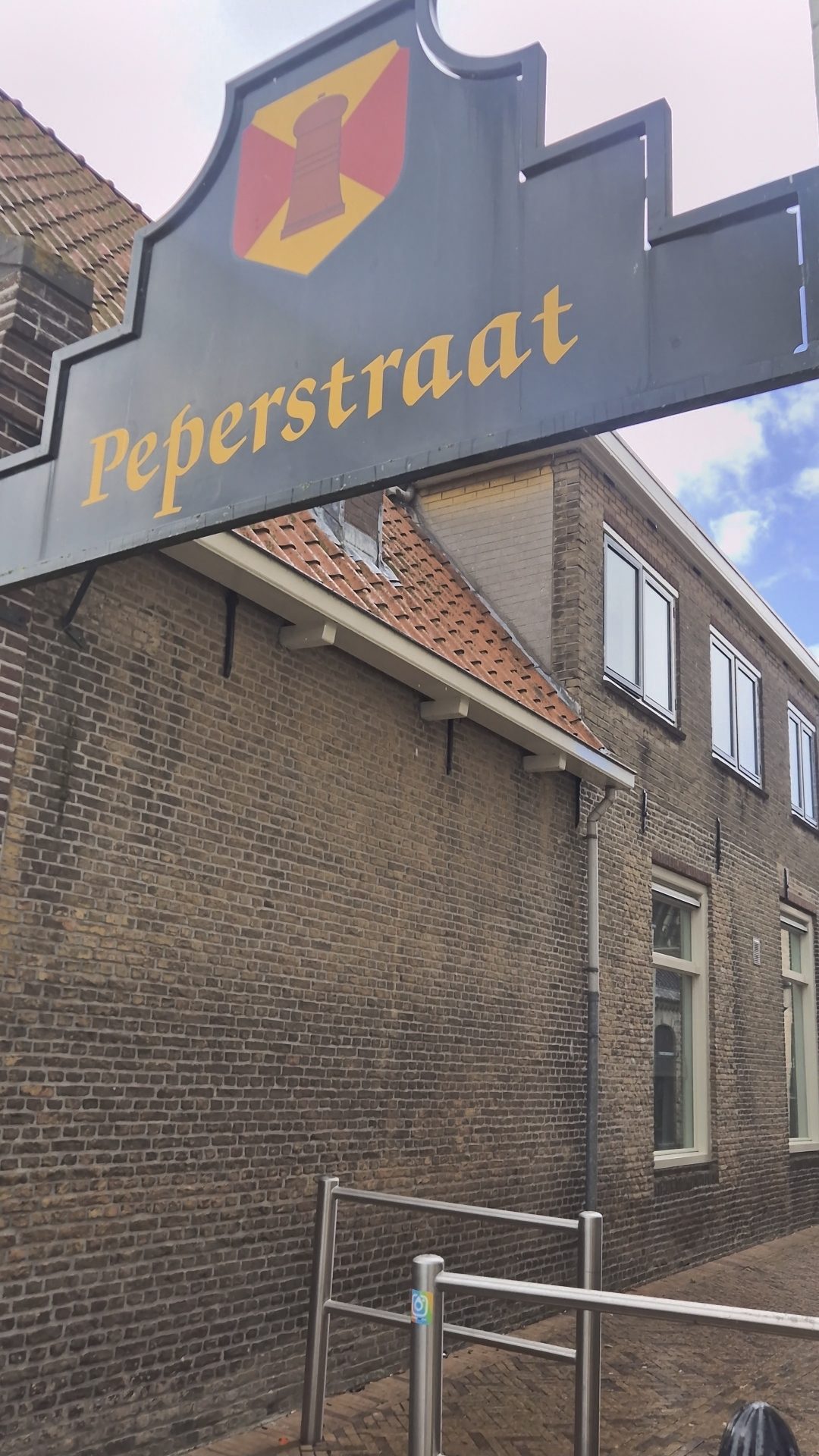 De Peperstraat-poort met het wapen van Oud-Beijerland boven de oude straat