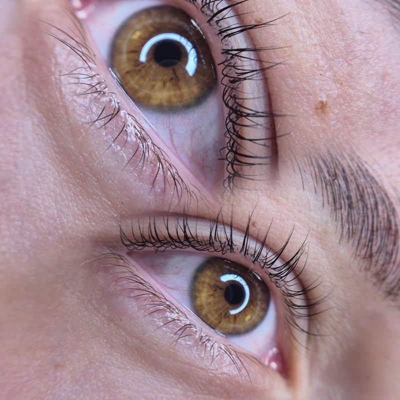 Close-up van een lashlift: de eigen wimpers gelift en in model